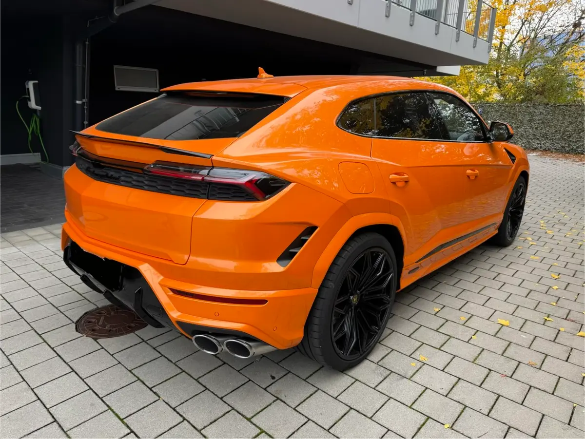 Lamborghini URUS SE 2025, exterior — Lisbon Luxury Car Rental, Lisbon. Built for Arrábida cliffs, quiet on Sintra lanes
