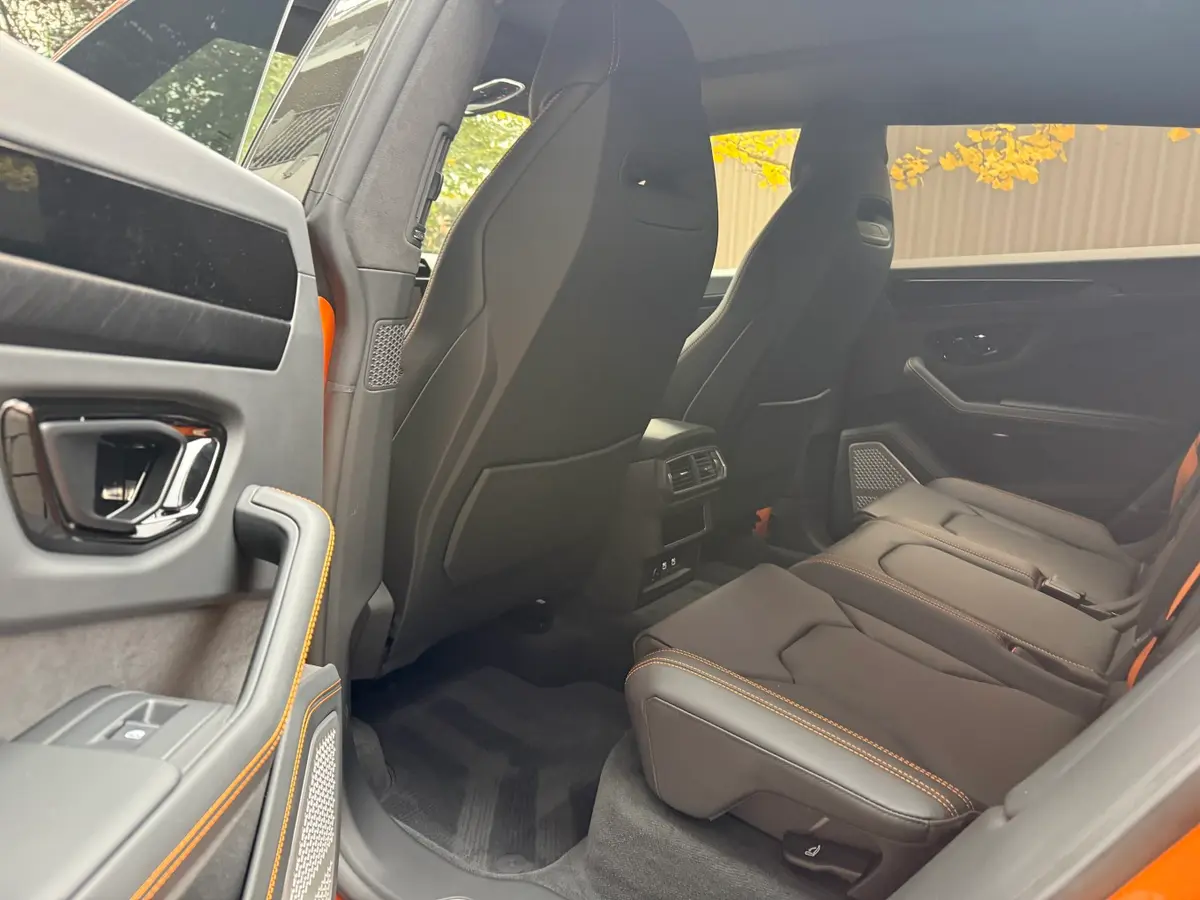 Lamborghini URUS SE 2025, dashboard — Lisbon Luxury Car Rental, Lisbon. Built for Arrábida cliffs, quiet on Sintra lanes