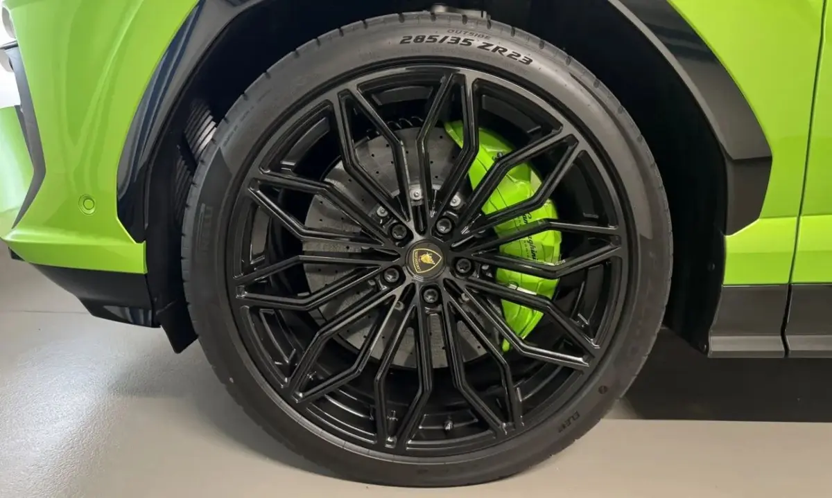 Lamborghini Urus SE 2026, exterior — Lisbon Luxury Car Rental, Lisbon. Built for Arrábida's cliff roads and beach lunches